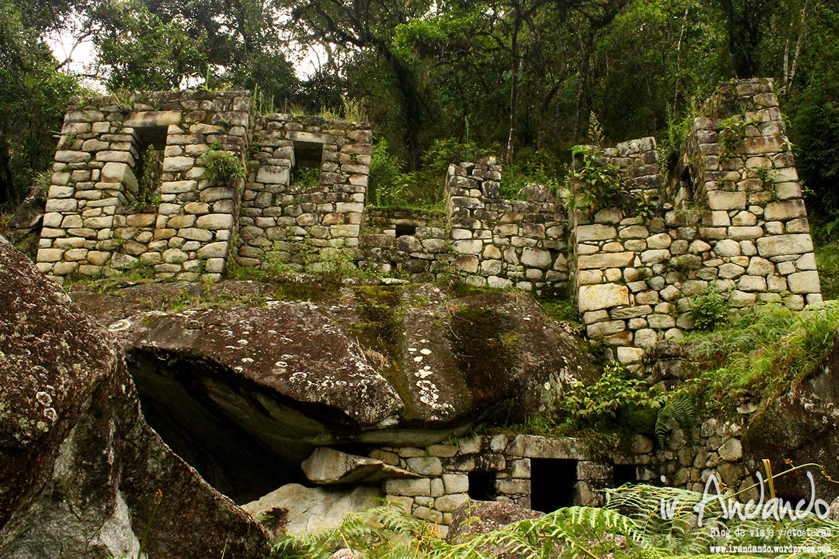 Templo de la gran caverna. Era un lugar de la elite, sólo los grandes sacerdotes podían acceder a él, por eso para llegar es que hay que caminar 3 hs más desde la cima de Huaynapicchu.